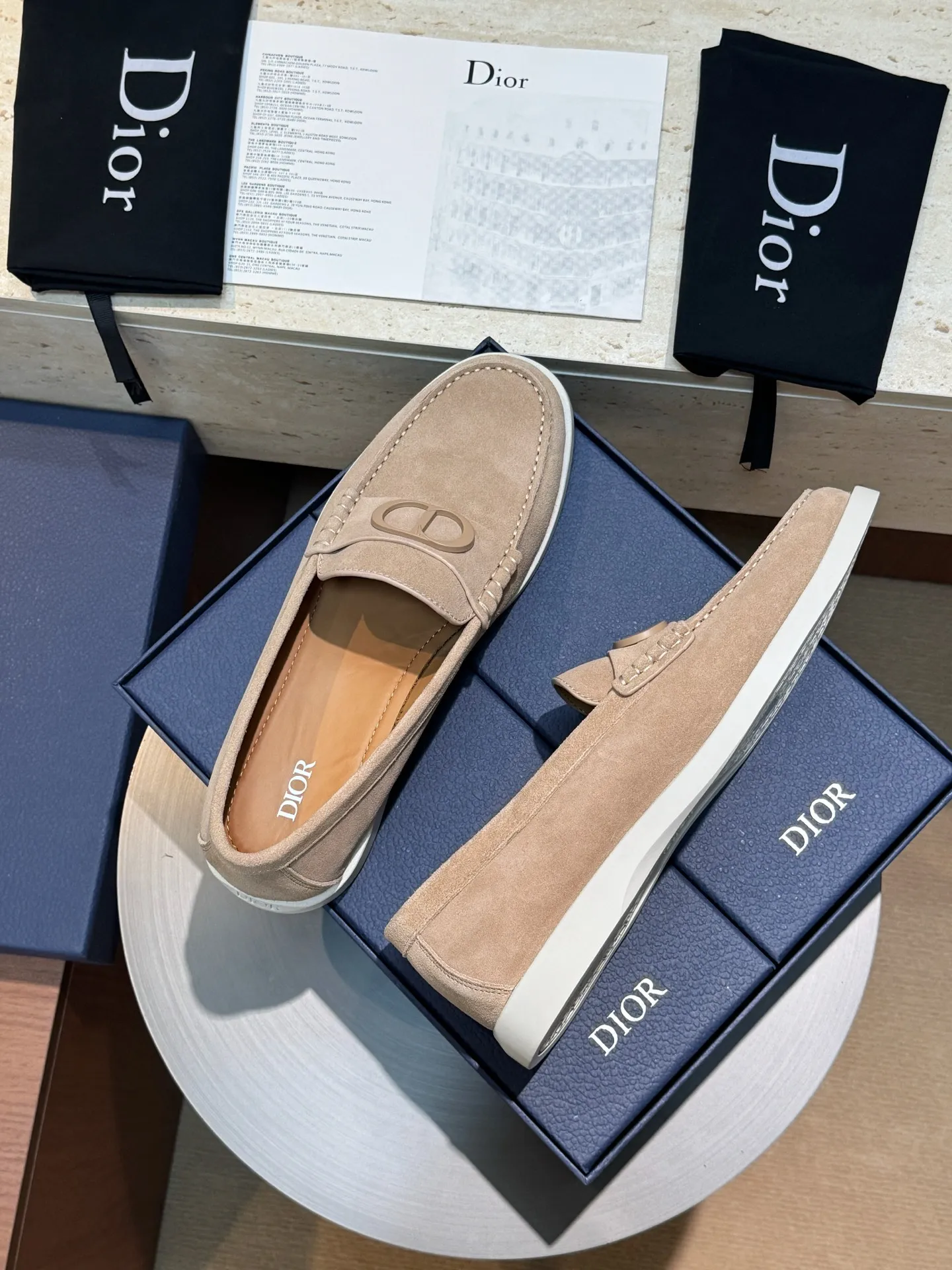 Factory price: 420💰Dior*Granville men's lace-up casual shoes-original replica Buy the original version and get a one-to-one replica. It is a casual dress shoe. Crafted from luxuriously soft navy suede, it features an Oblique printed panel on the upper. The lightweight white rubber sole adds sophistication, with an Oblique pattern engraved on the outsole and branding on the back. Adds elegance to any casual look. Imported cowhide suede + imported cowhide lining + original outsole Size: 39-44 (45 46 customized)